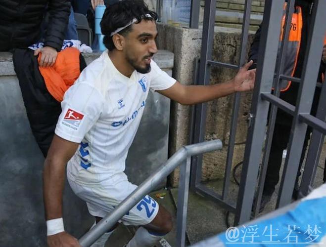 球员庆祝跳广告牌跌入深坑：纳粹时期遗留的地下设施显现