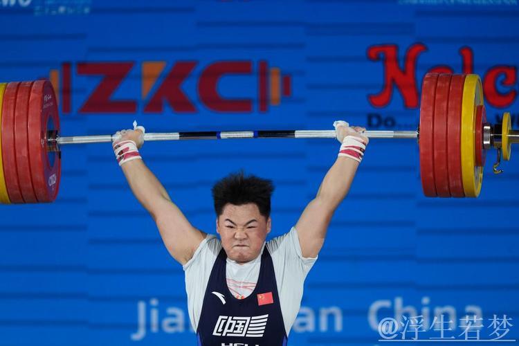 潘云华勇夺全国举重冠军赛三金